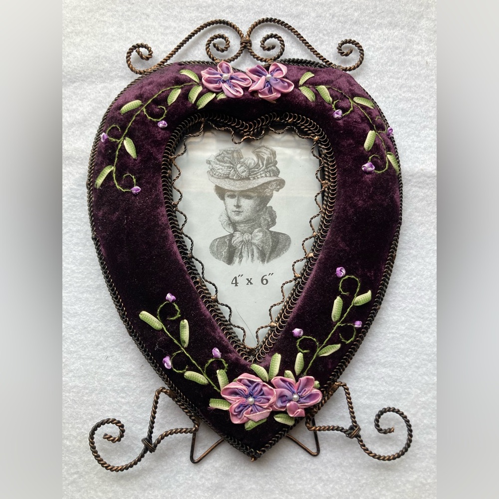 Vintage Victorian heart photo frame